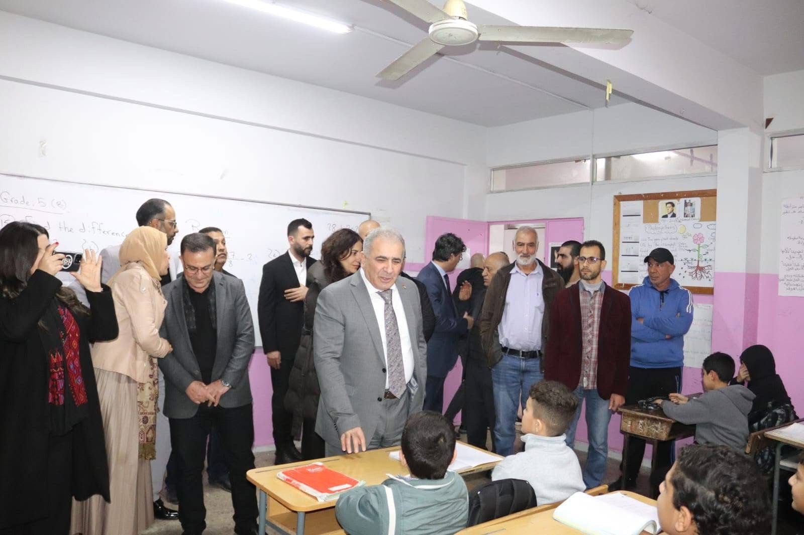 السفير الاسعد يتفقد مدرسة فلسطين في مخيم برج الشمالي