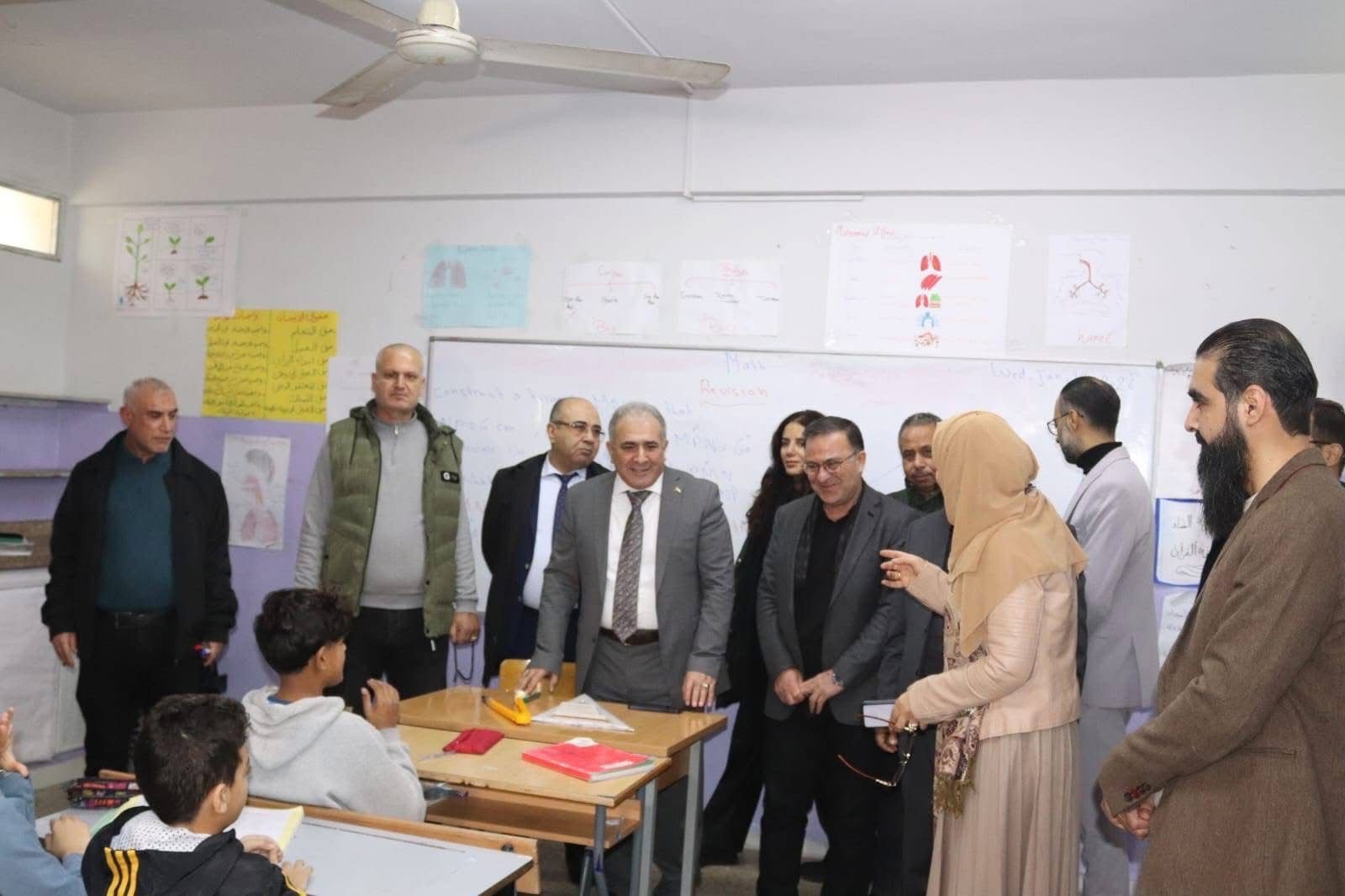 السفير الاسعد يتفقد مدرسة فلسطين في مخيم برج الشمالي