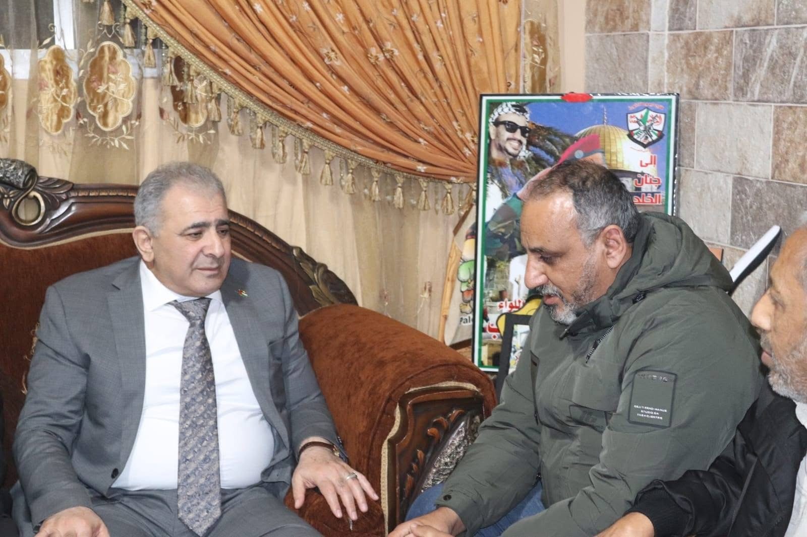 السفير الاسعد يزور عائلة الشهيد جلال ابو شهاب في مخيم برج الشمالي