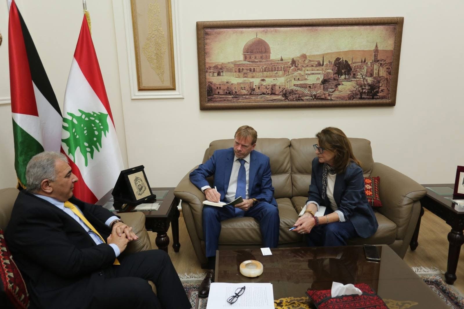 السفير الاسعد يستقبل كبير المستشارين في المركز النروجي لتسوية النزاعات