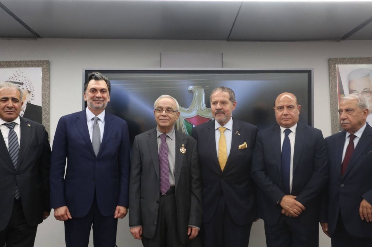 نيابة عن الرئيس: الممثل الخاص للرئيس يقلد الفنان الراحل احمد قعبور وسام الثقافة والعلوم والفنون