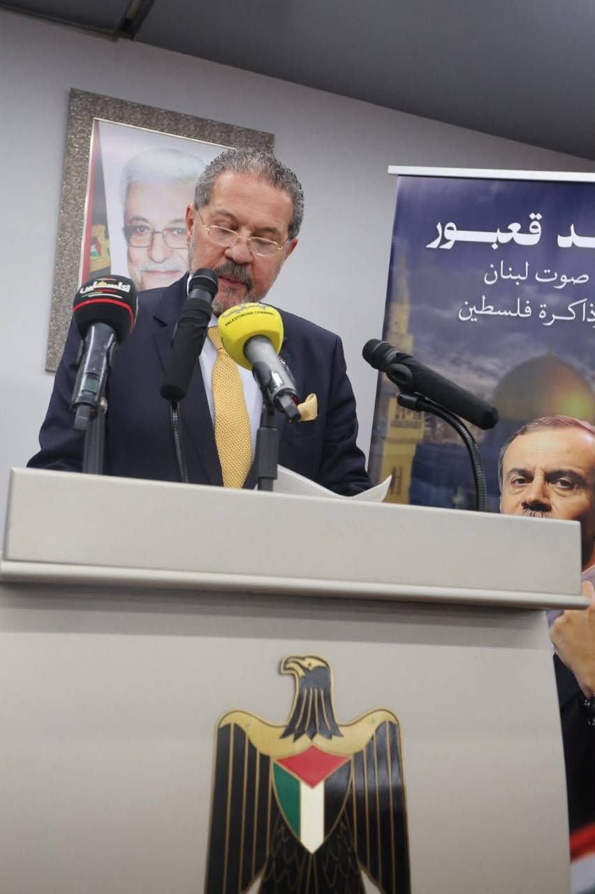 نيابة عن الرئيس: الممثل الخاص للرئيس يقلد الفنان الراحل احمد قعبور وسام الثقافة والعلوم والفنون