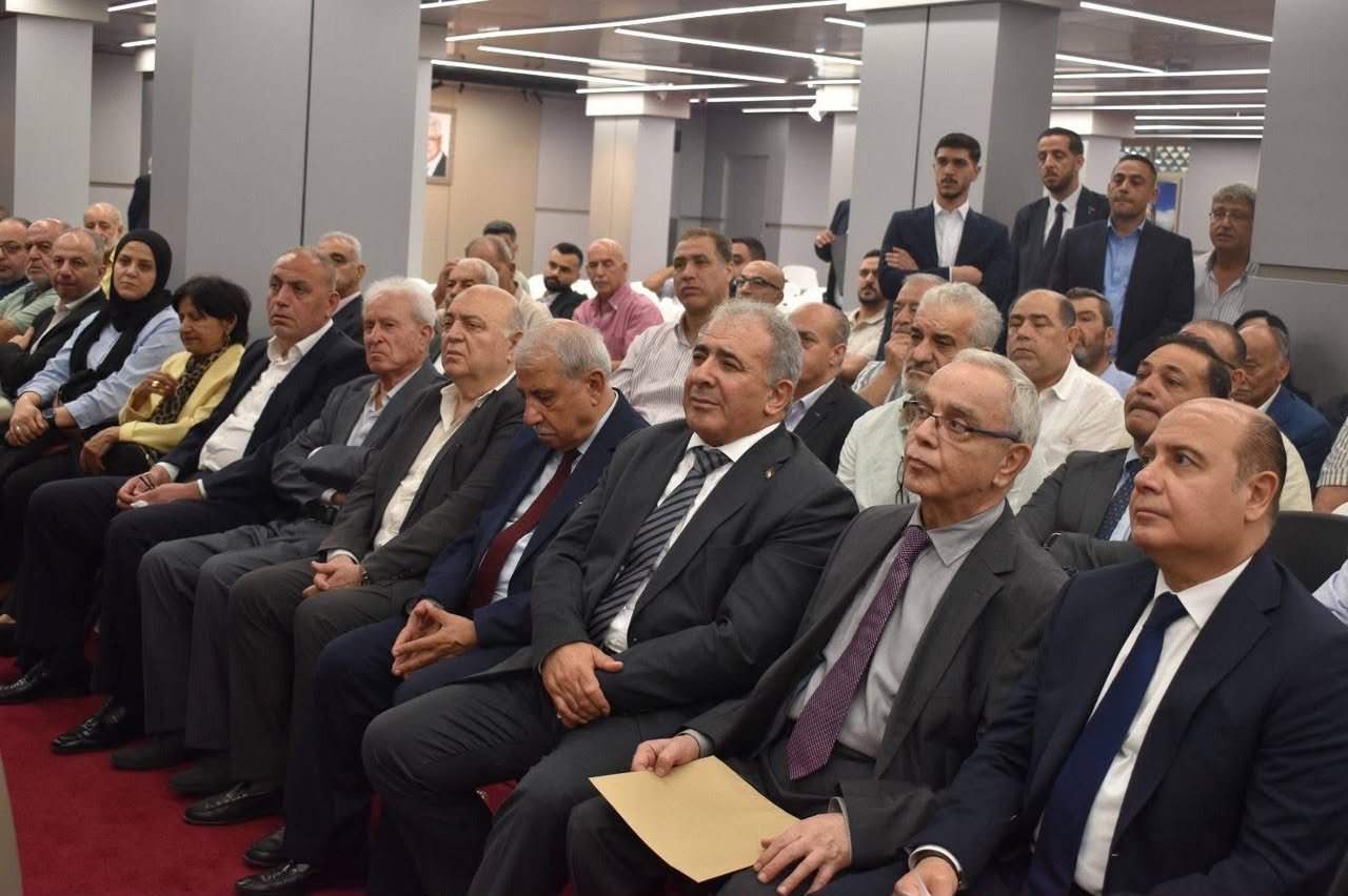نيابة عن الرئيس: الممثل الخاص للرئيس يقلد الفنان الراحل احمد قعبور وسام الثقافة والعلوم والفنون