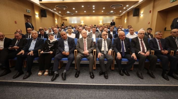 برعاية رئيس الوزراء: توقيع اتفاقيات منح بنحو 10 ملايين دولار لدعم مشاريع البنية التحتية والصحة والترميم