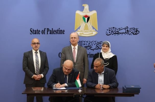 برعاية رئيس الوزراء: توقيع اتفاقيات منح بنحو 10 ملايين دولار لدعم مشاريع البنية التحتية والصحة والترميم