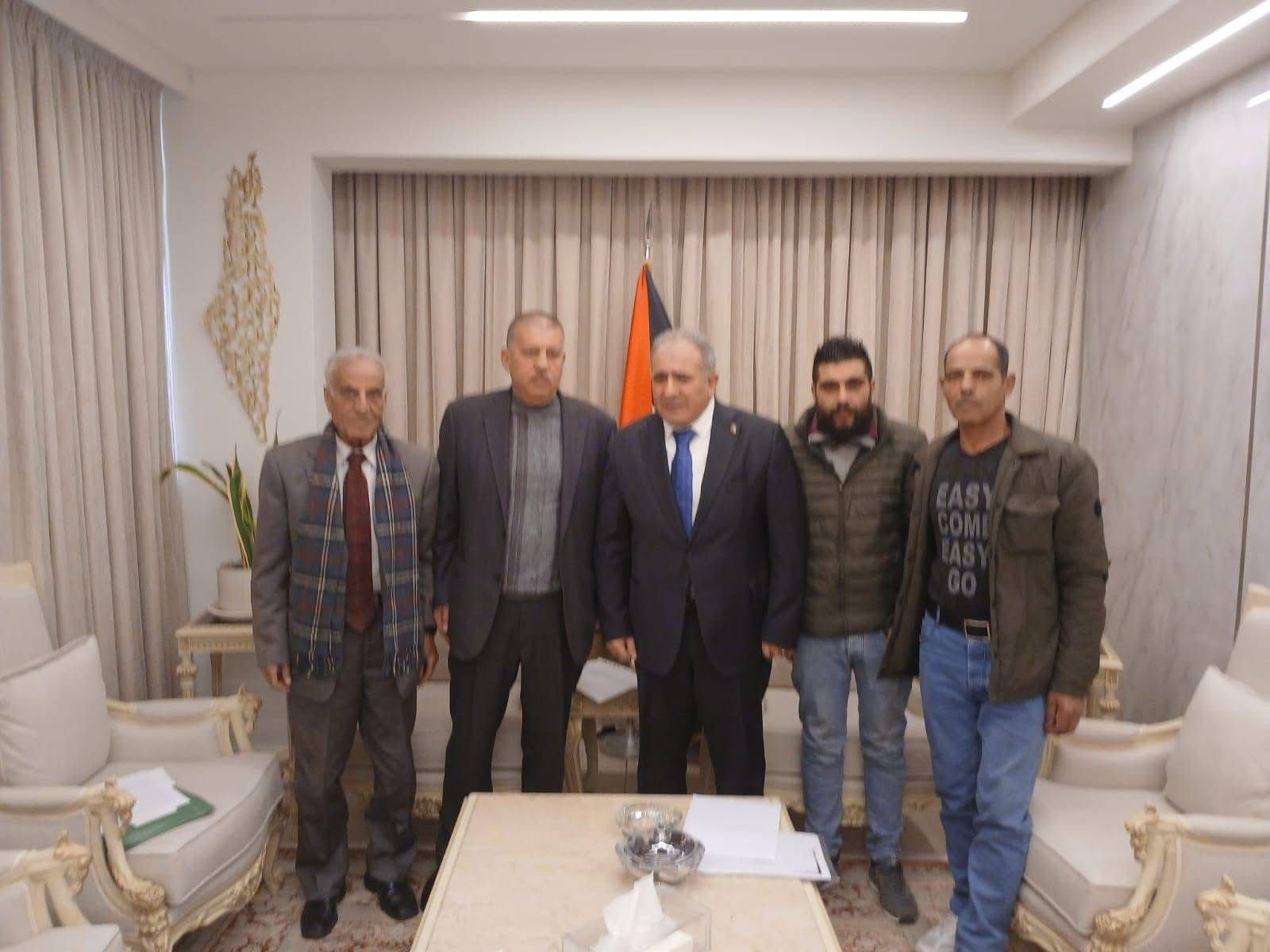 السفير الاسعد يلتقي اللجنة الشعبية في الهمشري ووفد من أهالي حي الزيتون