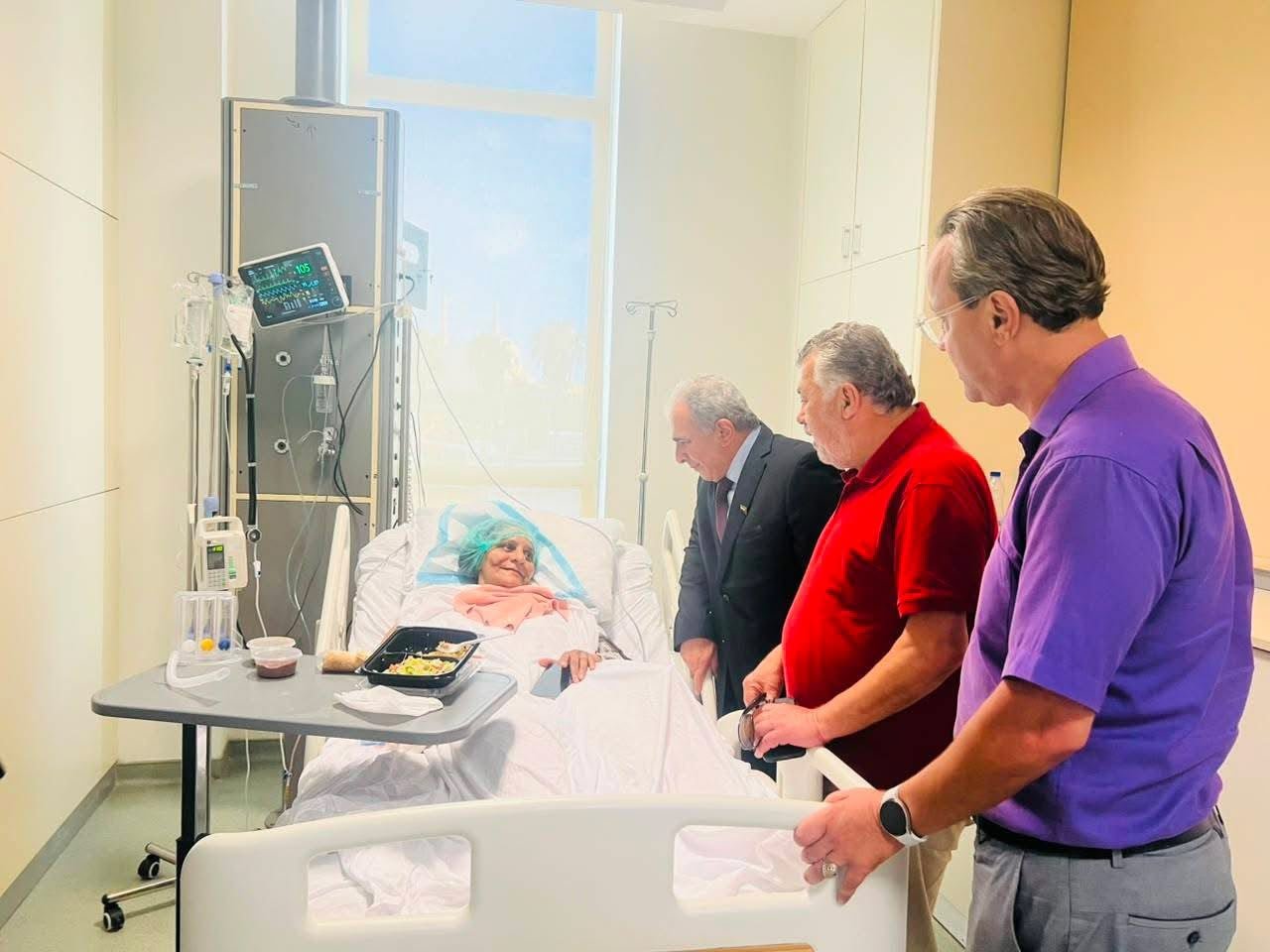 السفير الاسعد يتفقّد مصابي حادث حافلة المعتمرين في مستشفى صيدا  الحكومي - التركي