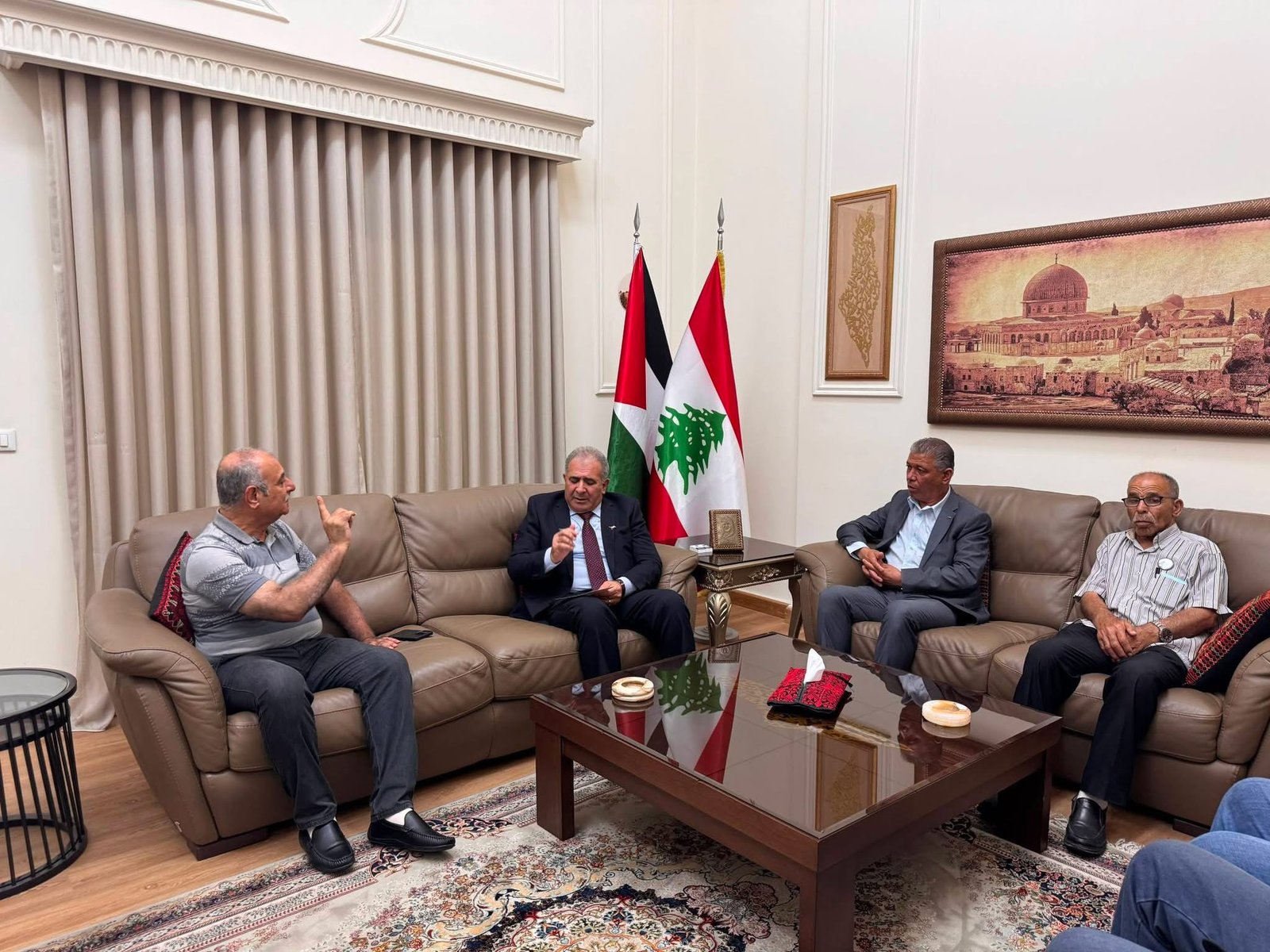 السفير الاسعد يلتقي وفداً من اتحاد نقابات عمال فلسطين فرع لبنان
