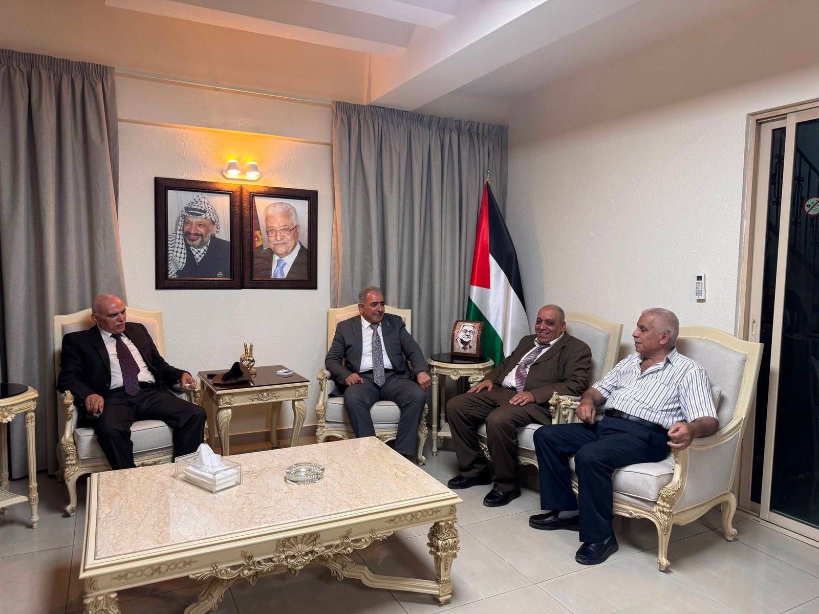 السفير الأسعد يستقبل وفدًا من الموظفين المتقاعدين