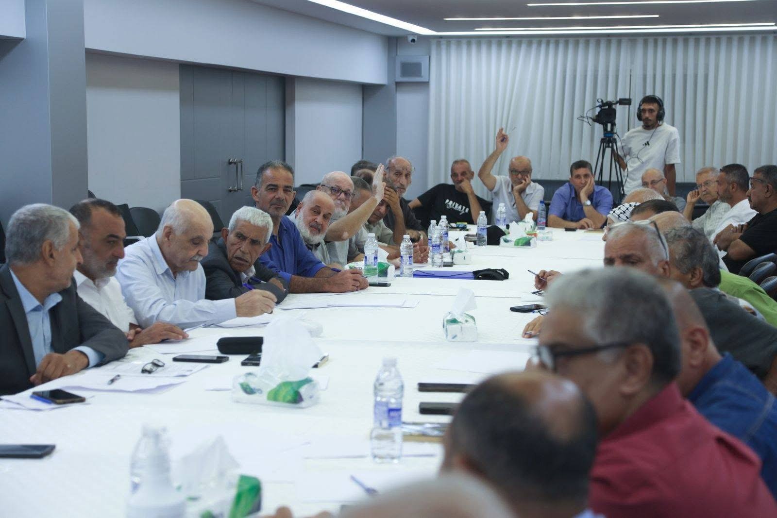 أبو هولي يضع اللجان الشعبية في المخيمات الفلسطينية بلبنان في صورة التحركات السياسية لحماية الأونروا وتعزيز صمود اللاجئين