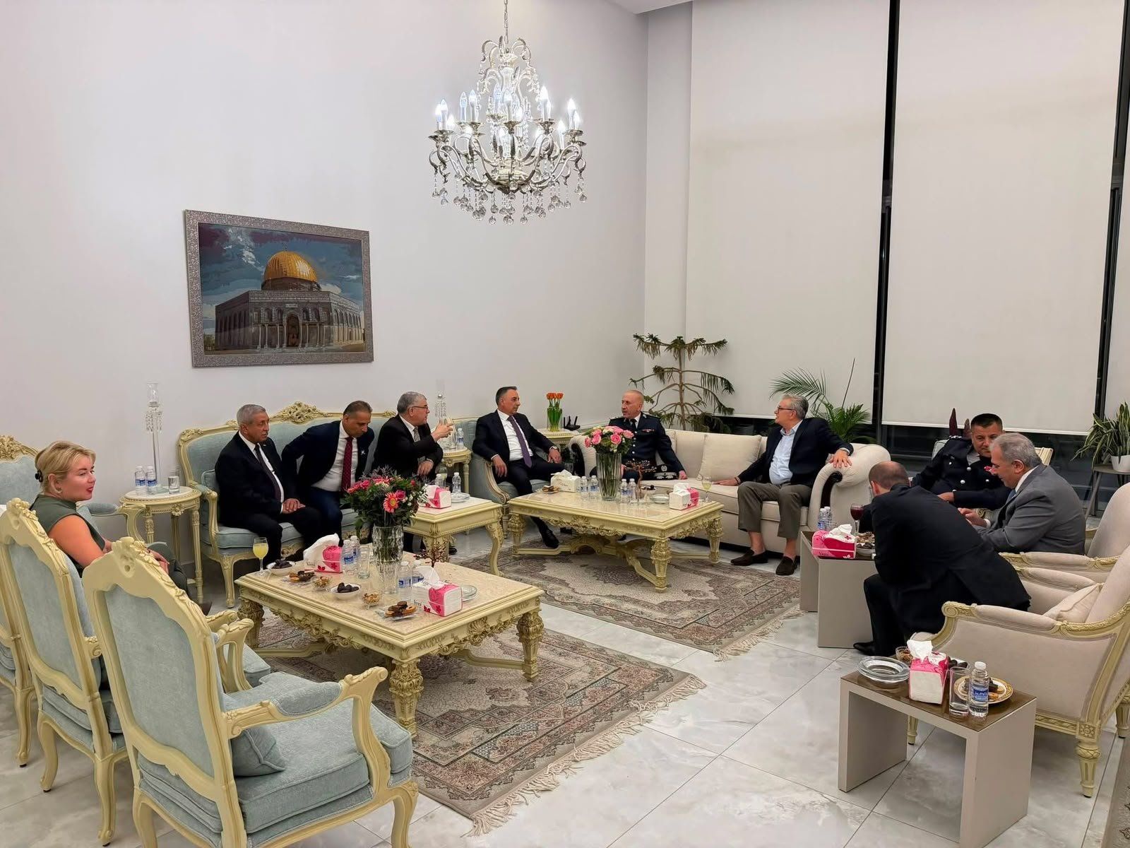 السفير الاسعد يكرم العميد موسى كرنيب