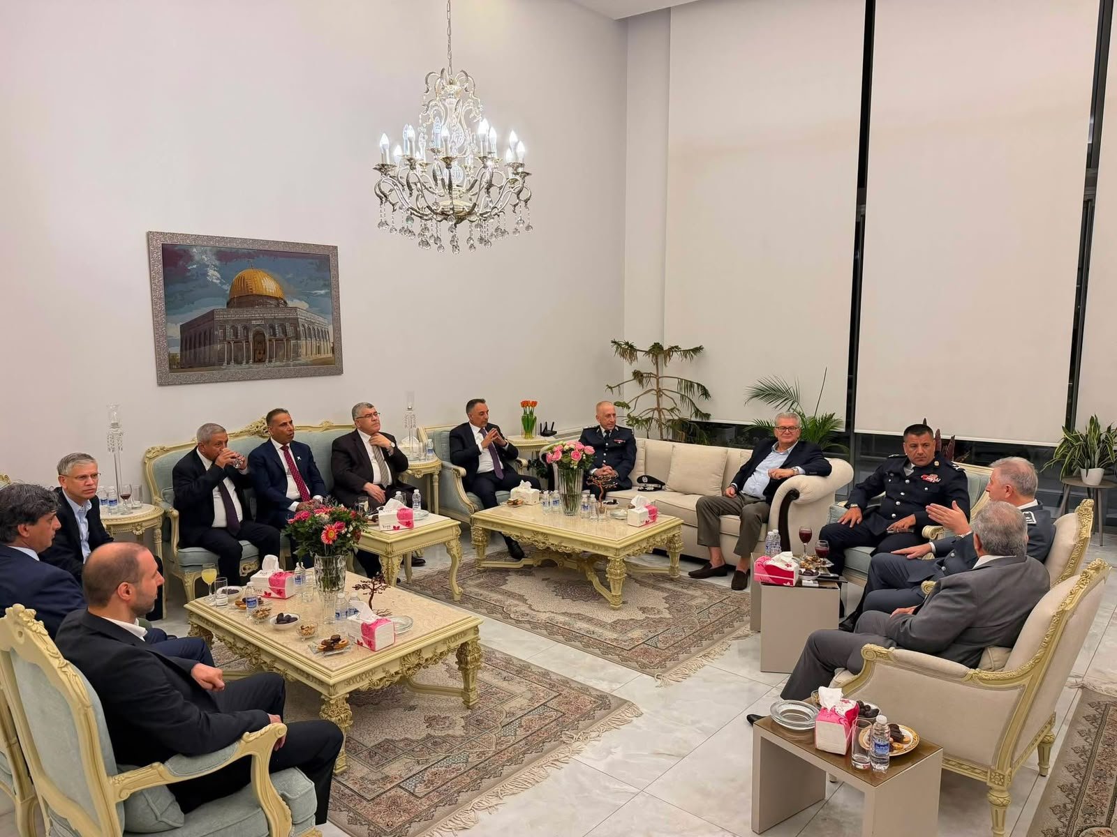 السفير الاسعد يكرم العميد موسى كرنيب