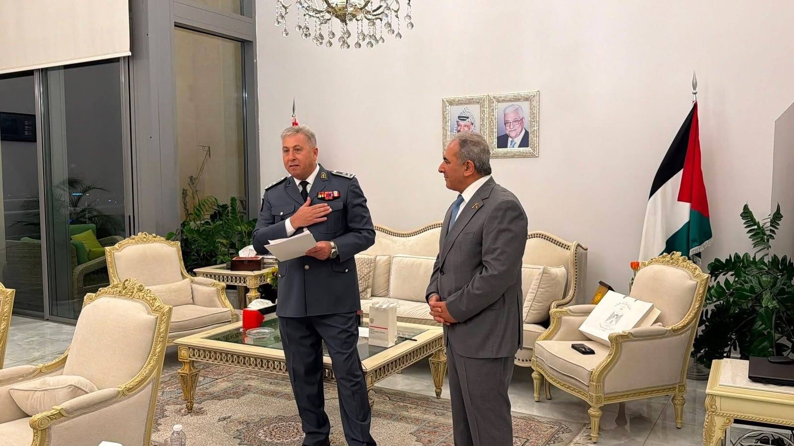 السفير الاسعد يكرم العميد موسى كرنيب