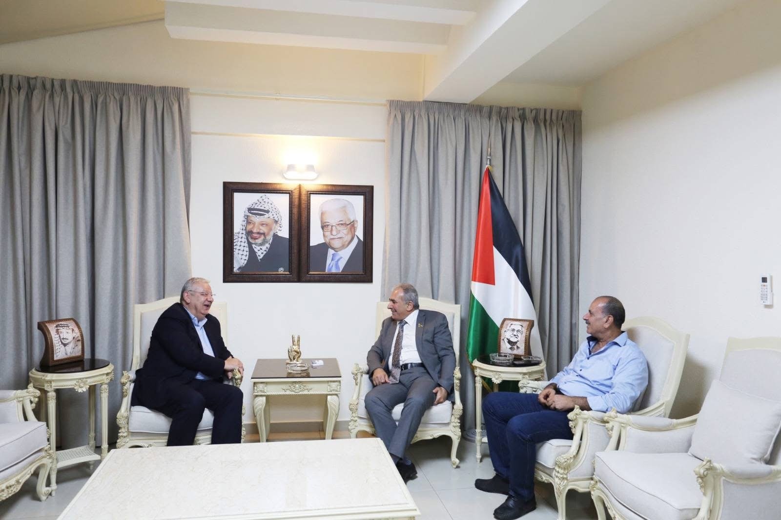 السفير الأسعد يستقبل رئيس تحرير موقع بيروت للأخبار مبارك بيضون والكاتب الصحفي عصام الحلبي - Image 2