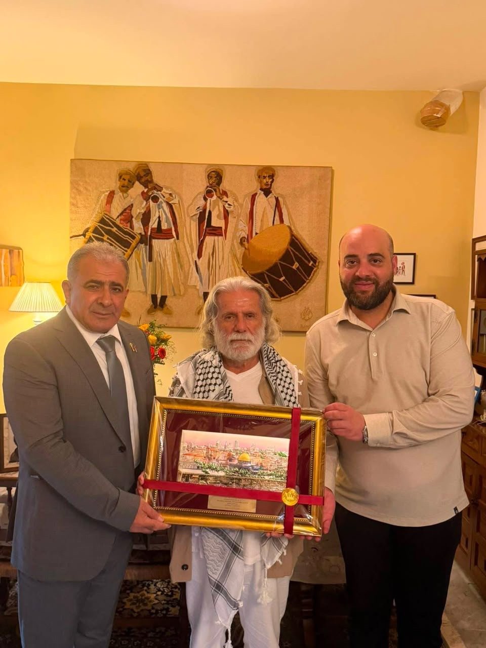 السفير الاسعد ونادي هلال القدس يكرمان الفنان العربي الكبير مارسيل خليفة