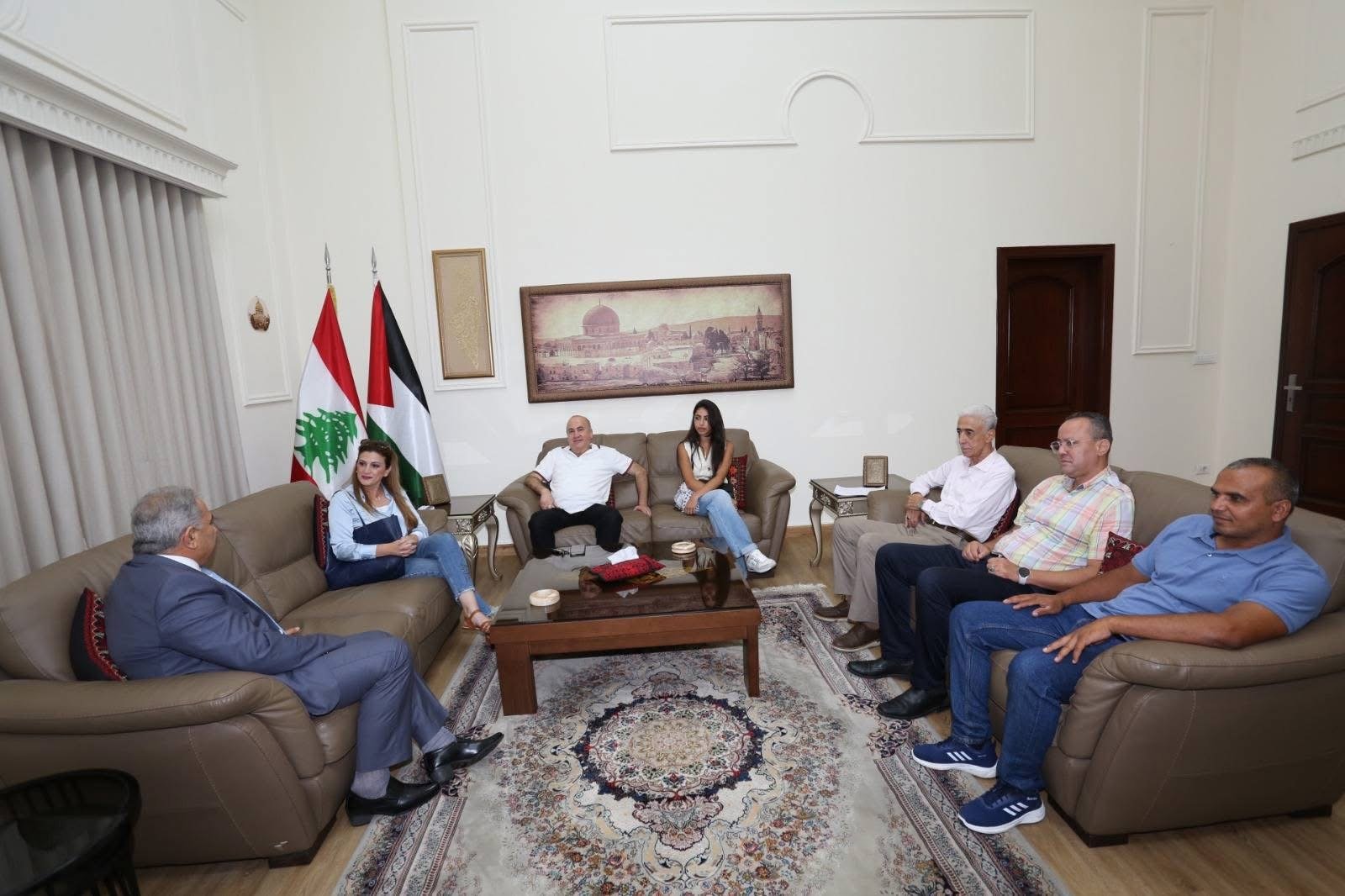 السفير الاسعد يكرم الطالبة المتفوقة نادين نجم