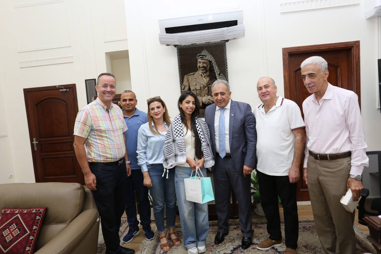 السفير الاسعد يكرم الطالبة المتفوقة نادين نجم - Image 5