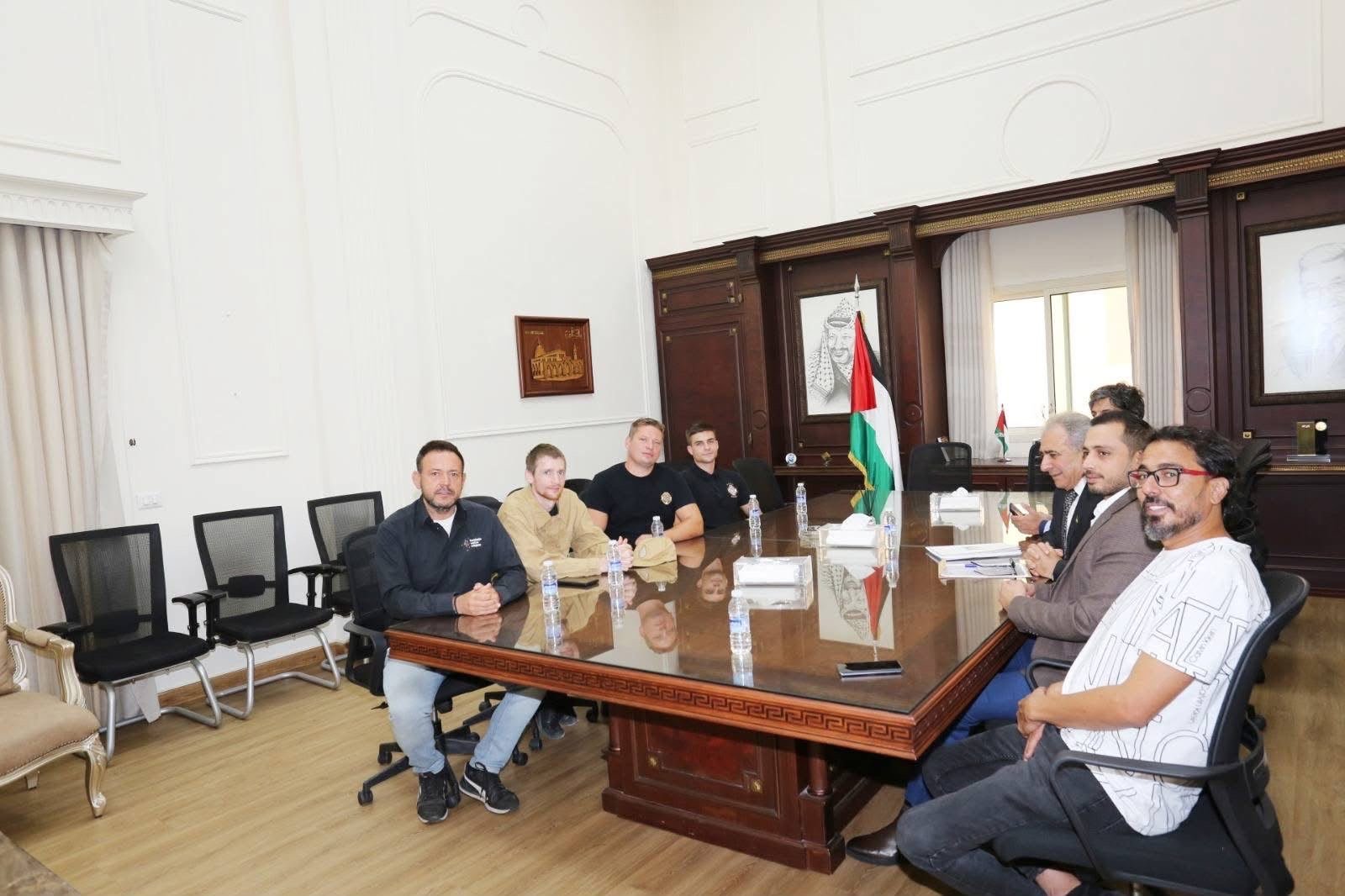 السفير الاسعد يلتقي وفداً من المنظمات البولندية للمساعدات الانسانية - Image 4