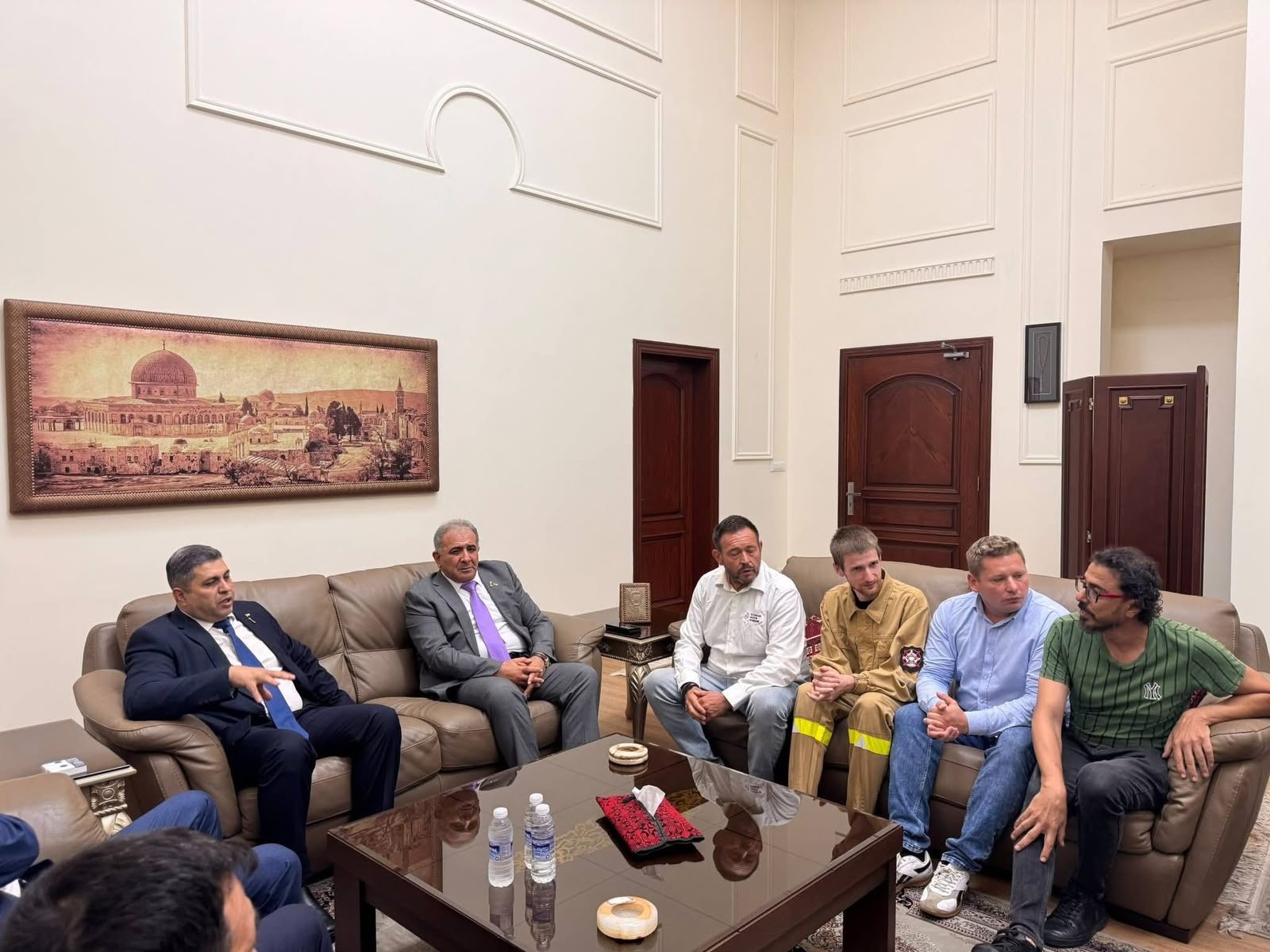السفير الاسعد واللواء ثوابتة يلتقيان وفداً من المنظمات البولندية للمساعدات الانسانية - Image 4