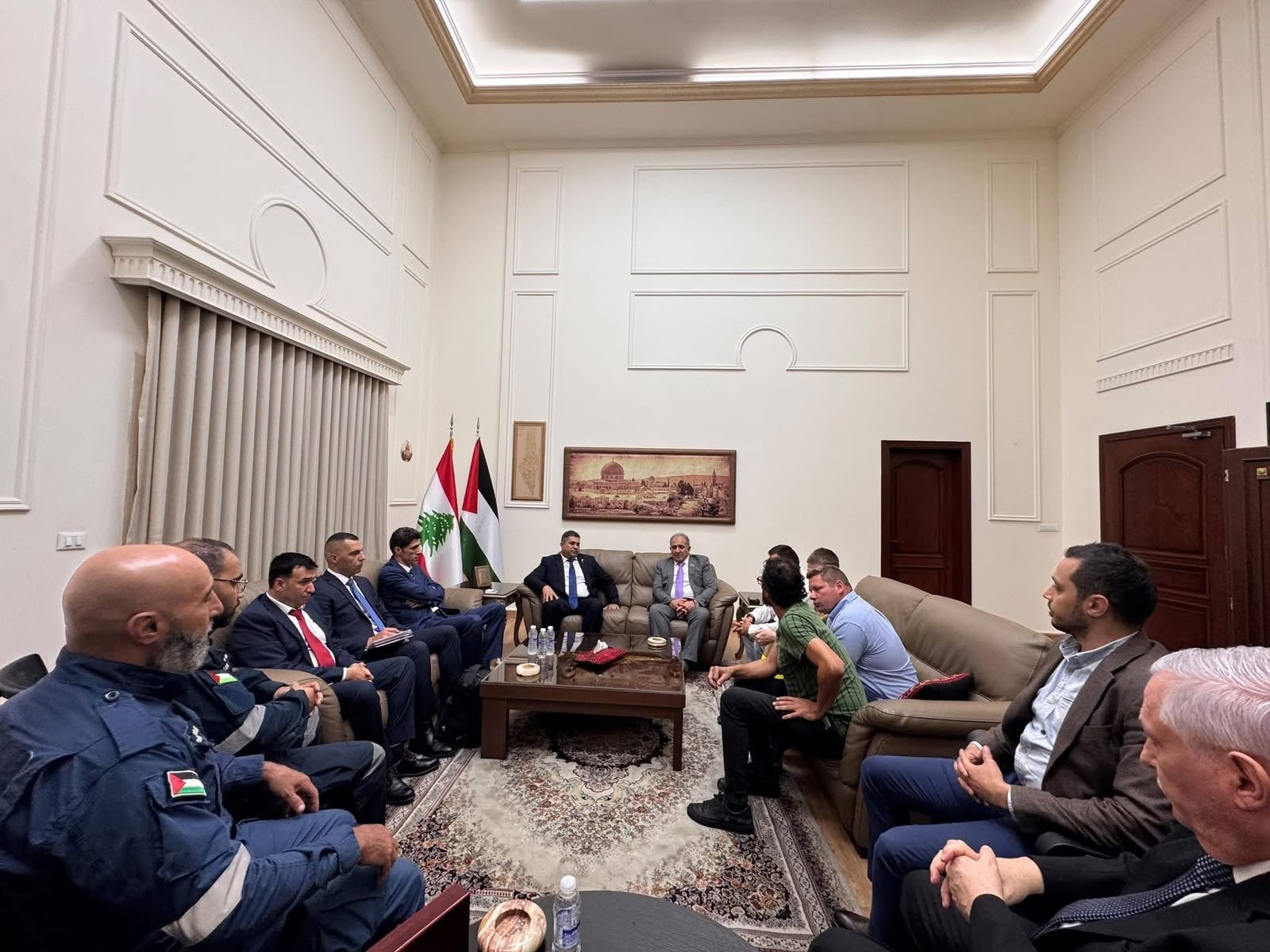 السفير الاسعد واللواء ثوابتة يلتقيان وفداً من المنظمات البولندية للمساعدات الانسانية - Image 4