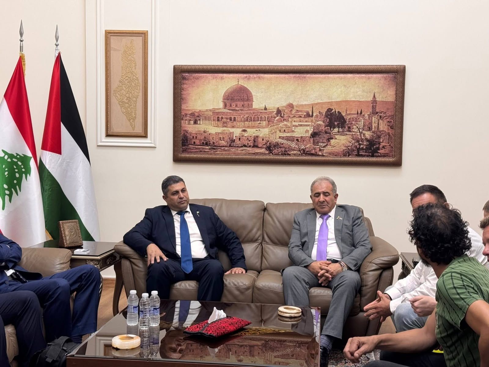 السفير الاسعد واللواء ثوابتة يلتقيان وفداً من المنظمات البولندية للمساعدات الانسانية - Image 4