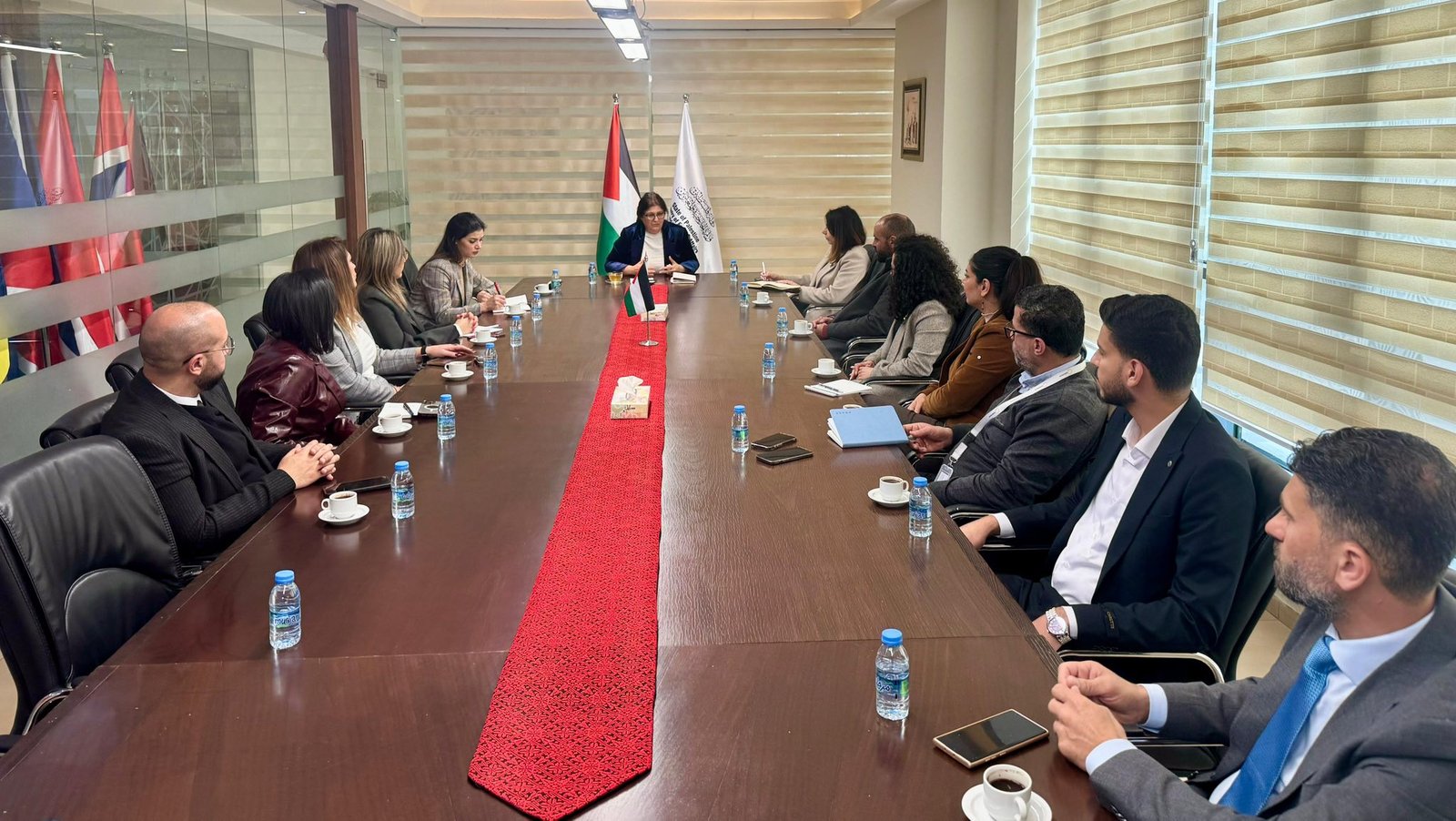 وزيرة الخارجية تبحث مع نشطاء شبان ومؤسسات مجتمع مدني سبل تعزيز الدبلوماسية الشعبية وتكامل الجهود الوطنية