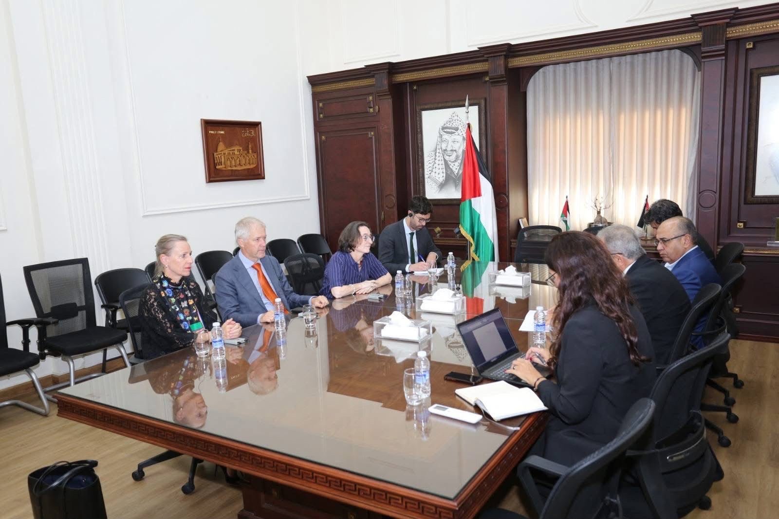 السفير الأسعد يستقبل رئيسة اللجنة الاستشارية للأونروا ويبحث معها دعم الوكالة وتعزيز شراكتها مع السفارة - Image 9
