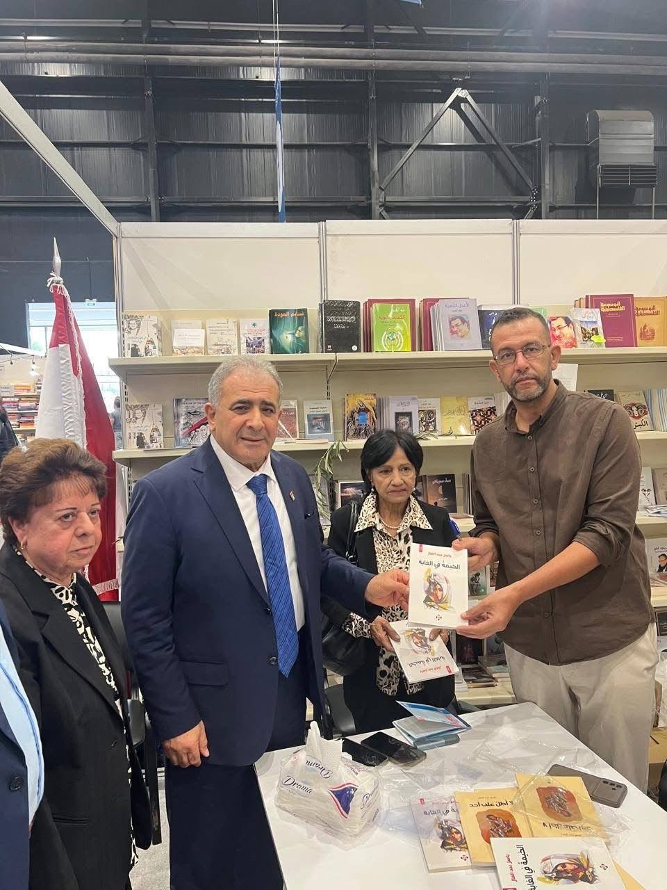 السفير الأسعد يقوم بجولة في معرض بيروت للكتاب - Image 16