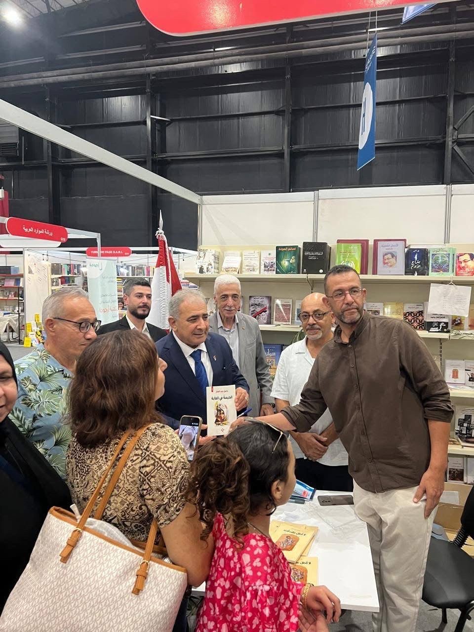 السفير الأسعد يقوم بجولة في معرض بيروت للكتاب - Image 16