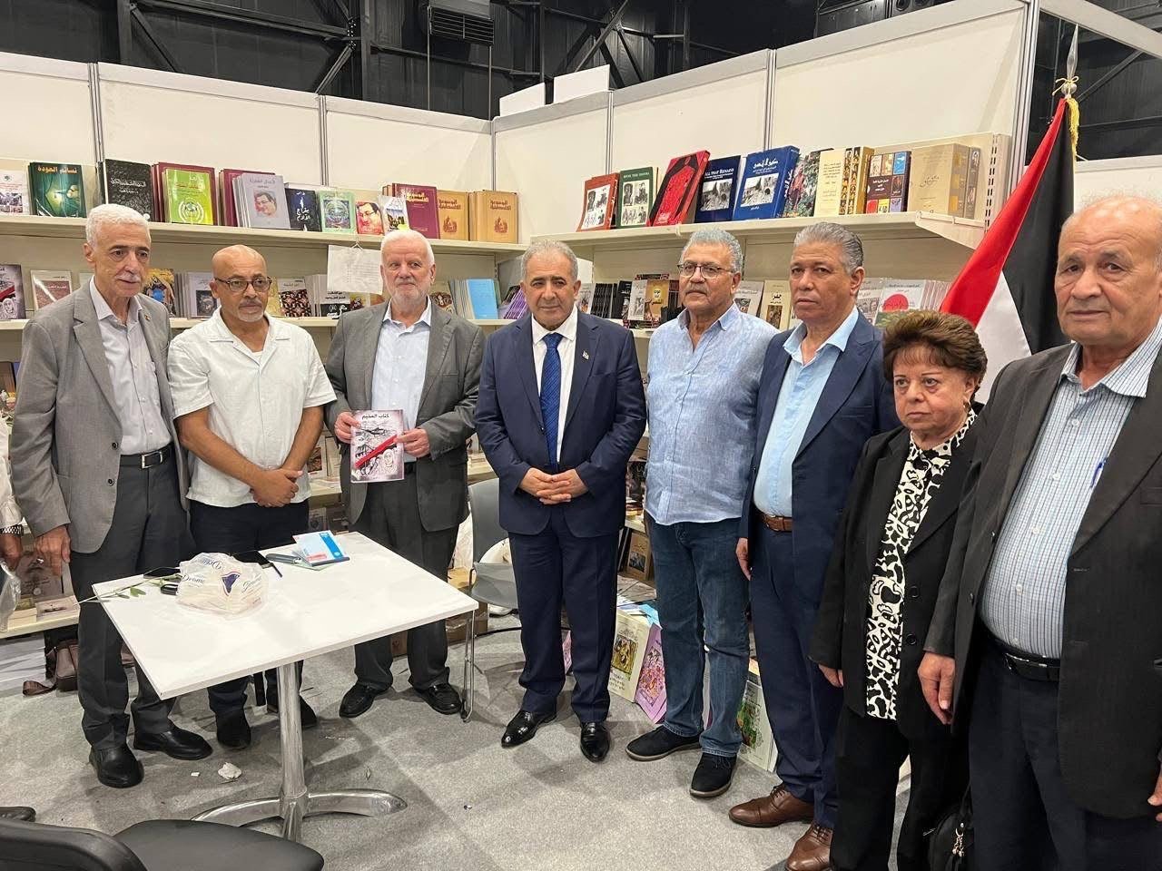 السفير الأسعد يقوم بجولة في معرض بيروت للكتاب - Image 16