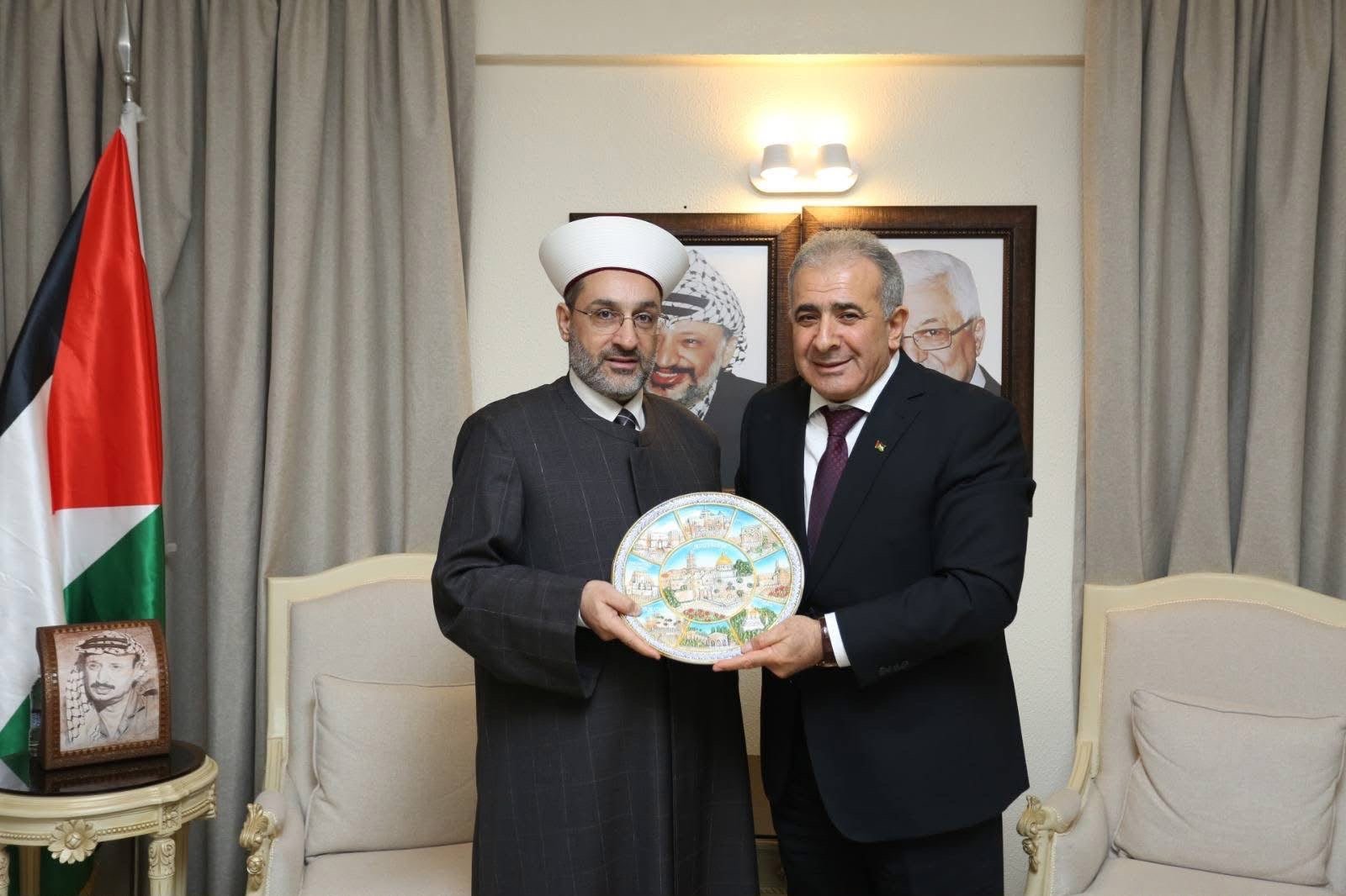 السفير الاسعد يستقبل امام بلدة بر الياس الشيخ وسام عنوز - Image 3