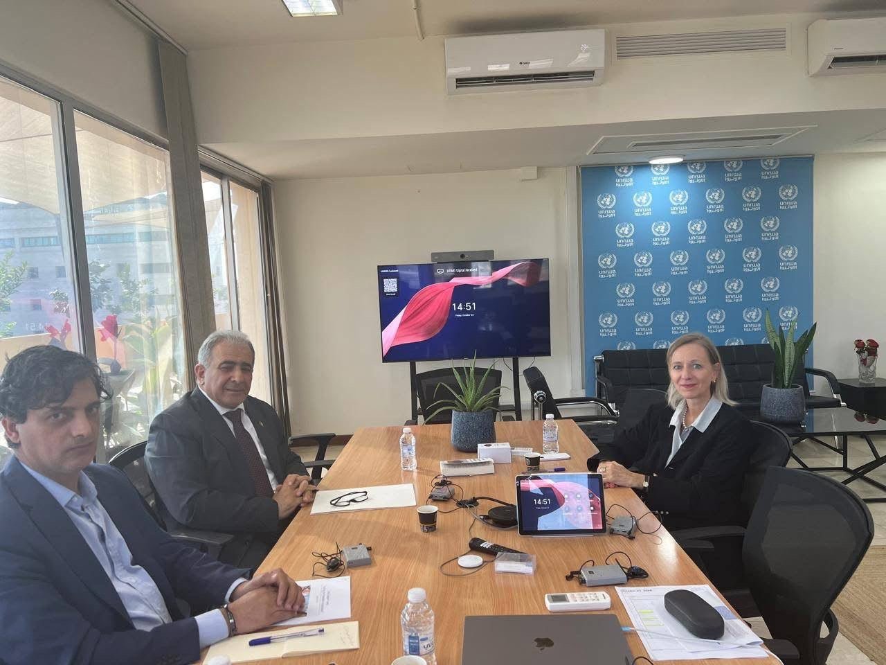 السفير الاسعد يلتقي مديرة شؤون وكالة الاونروا في لبنان - Image 3