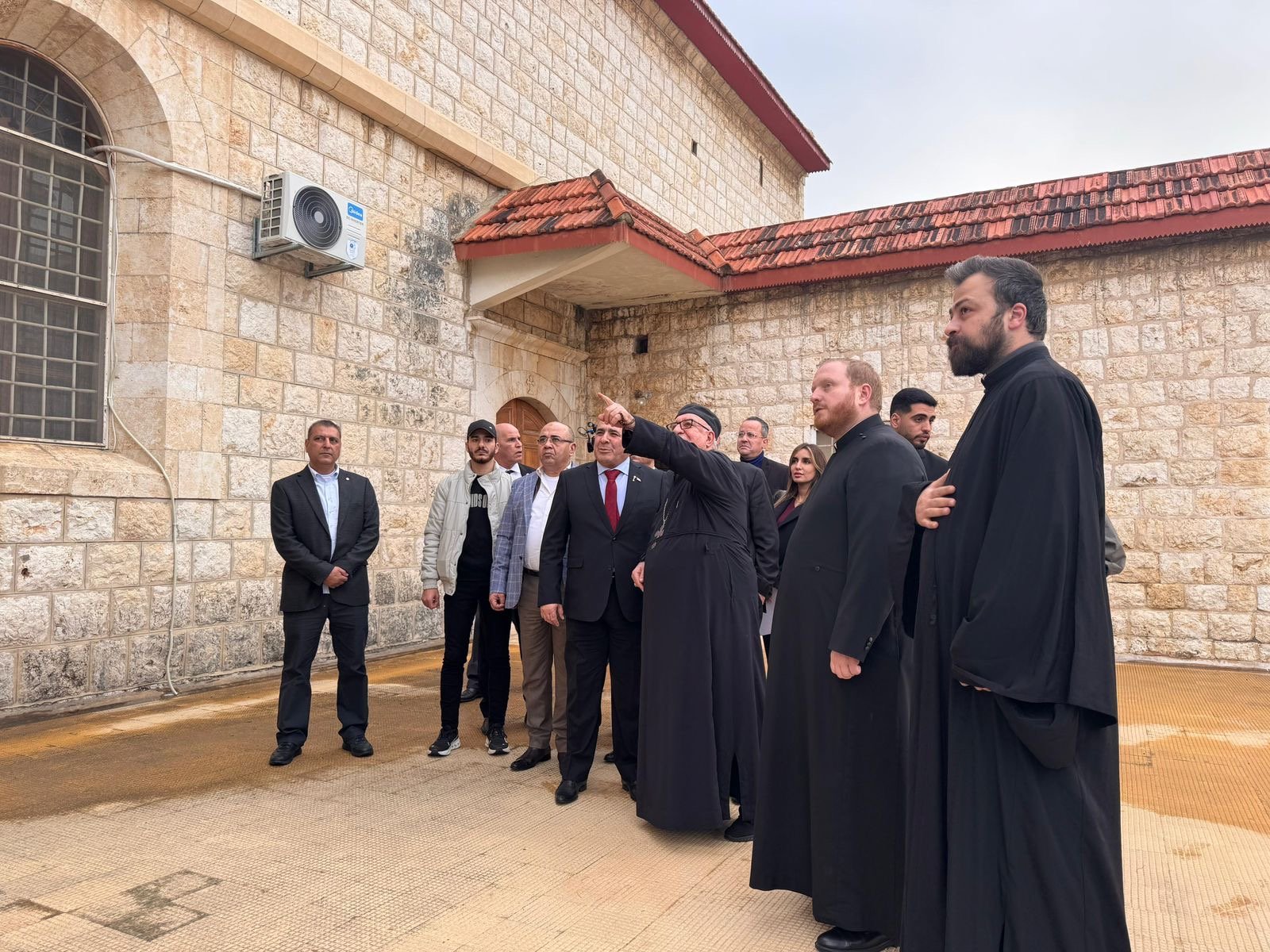 السفير الاسعد يضع اكليلاً من الزهور على ضريح مطران القدس هيلاريون كبوجي