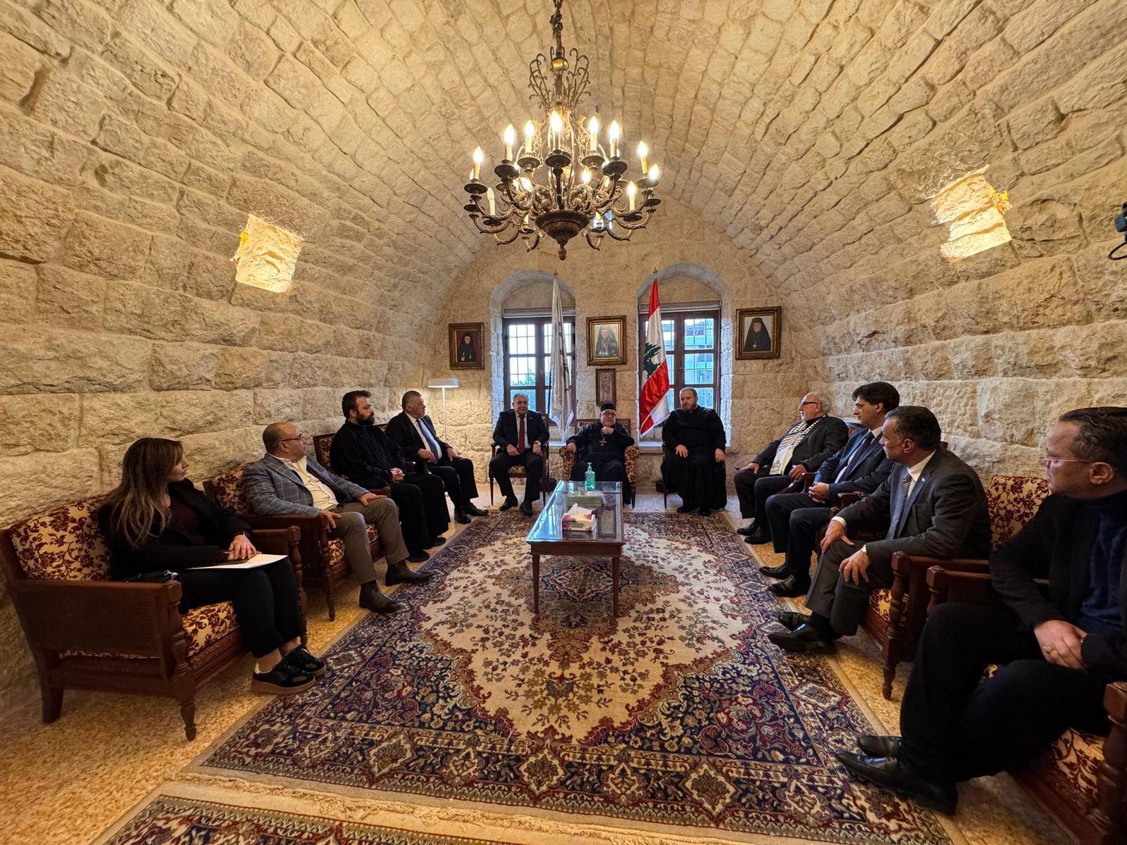 السفير الاسعد يضع اكليلاً من الزهور على ضريح مطران القدس هيلاريون كبوجي