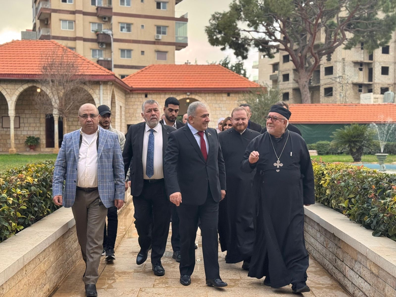 السفير الاسعد يضع اكليلاً من الزهور على ضريح مطران القدس هيلاريون كبوجي