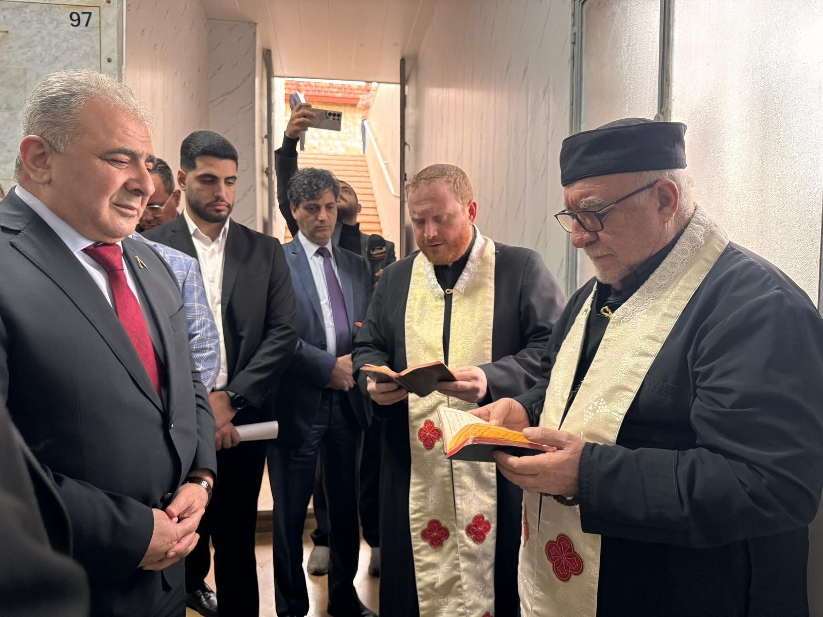 السفير الاسعد يضع اكليلاً من الزهور على ضريح مطران القدس هيلاريون كبوجي