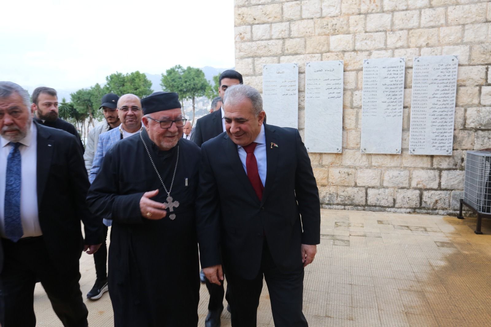 السفير الاسعد يضع اكليلاً من الزهور على ضريح مطران القدس هيلاريون كبوجي