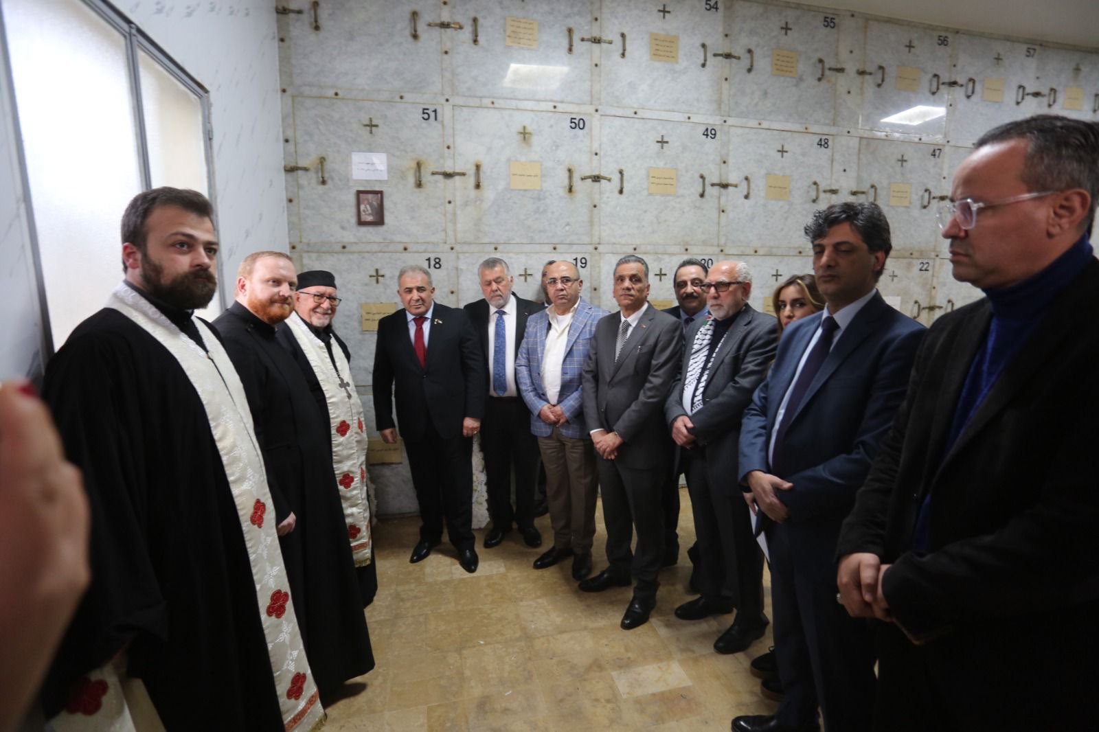 السفير الاسعد يضع اكليلاً من الزهور على ضريح مطران القدس هيلاريون كبوجي