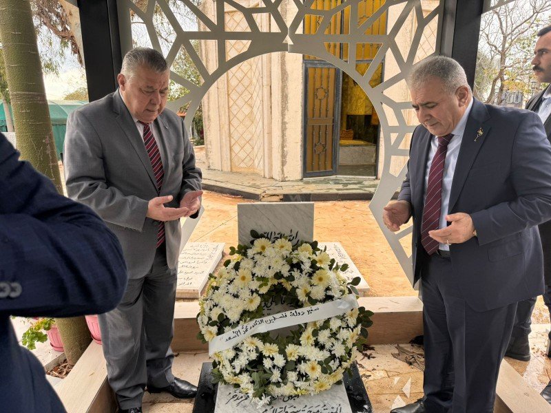 السفير الاسعد يضع اكليلاً من الزهور على ضريح المناضل الراحل السيد هاني فحص