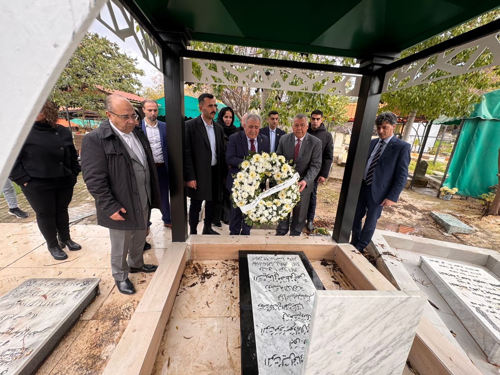 السفير الاسعد يضع اكليلاً من الزهور على ضريح المناضل الراحل السيد هاني فحص