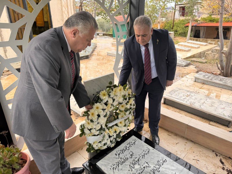 السفير الاسعد يضع اكليلاً من الزهور على ضريح المناضل الراحل السيد هاني فحص