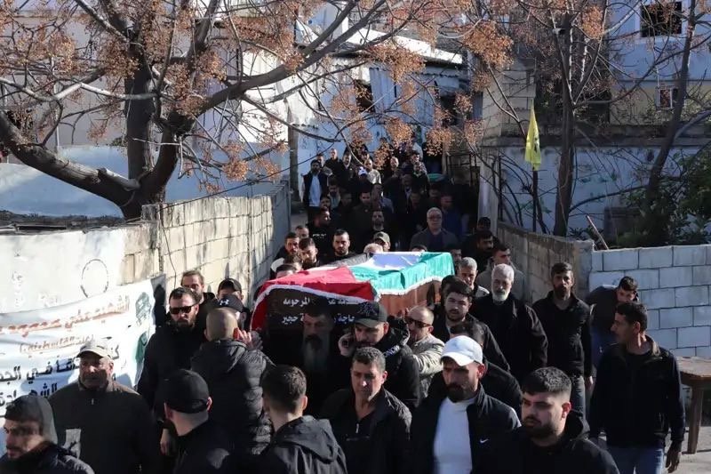 حركة “فتح” تشيع اللواء إياد العينين “أبو علي” في تجمع المعشوق بمشاركة جماهيرية واسعة