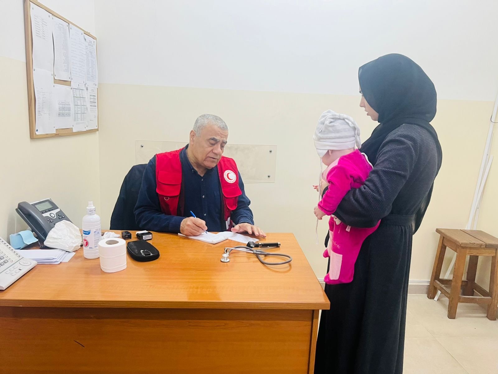 الهلال الأحمر الفلسطيني يطلق يوماً طبياً في مركز إيواء سبلين ضمن خطة طوارئ متكاملة لدعم النازحين
