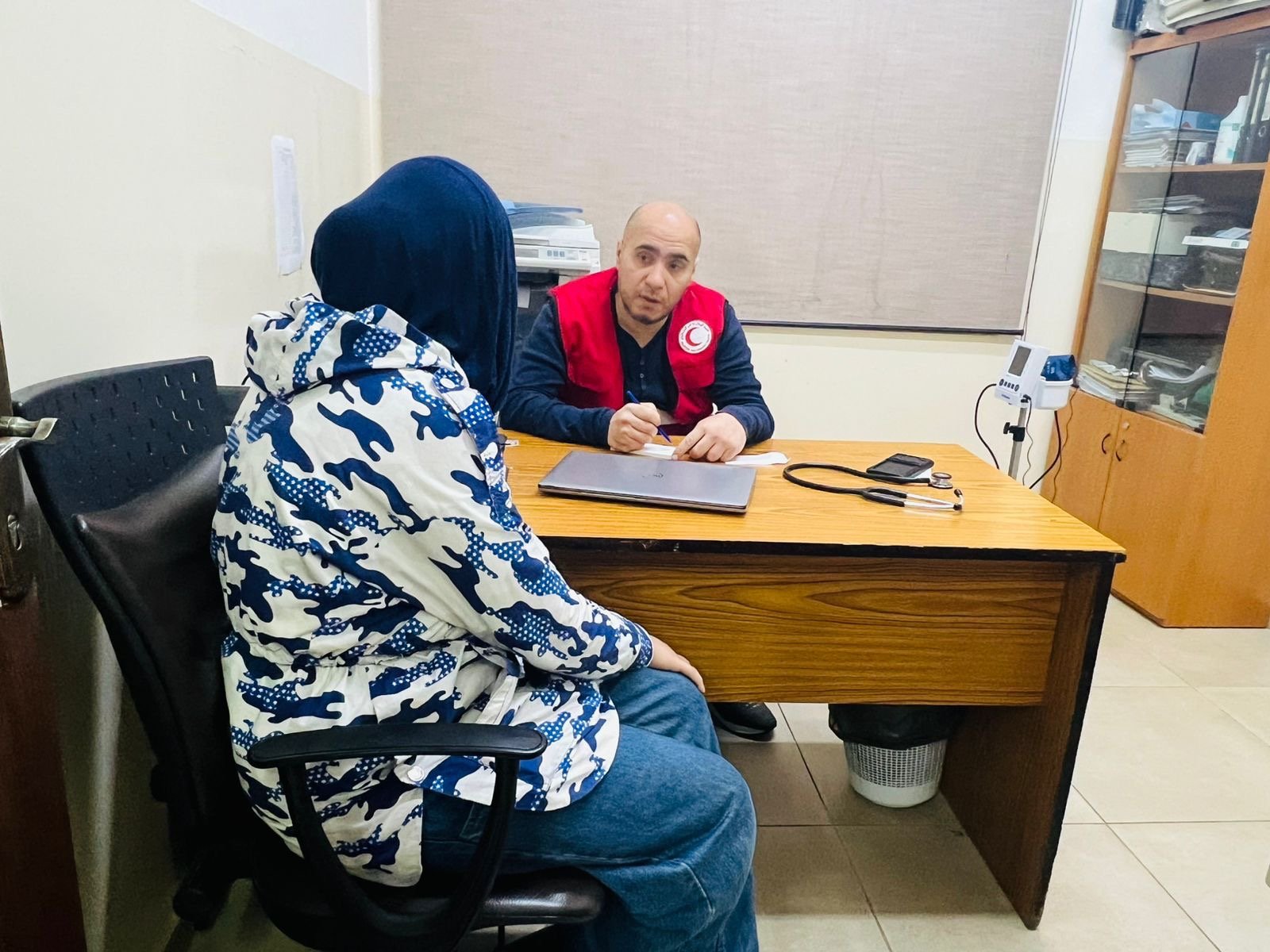 الهلال الاحمر  الفلسطيني يطلق يوماً طبياً في مركز ايواء سبلين ضمن خطة طوارئ متكاملة لدعم النازحين