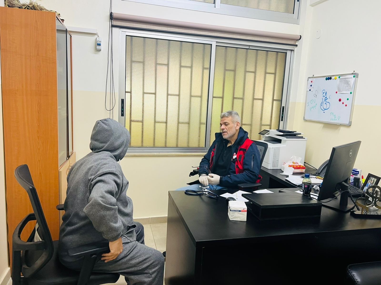 الهلال الاحمر  الفلسطيني يطلق يوماً طبياً في مركز ايواء سبلين ضمن خطة طوارئ متكاملة لدعم النازحين