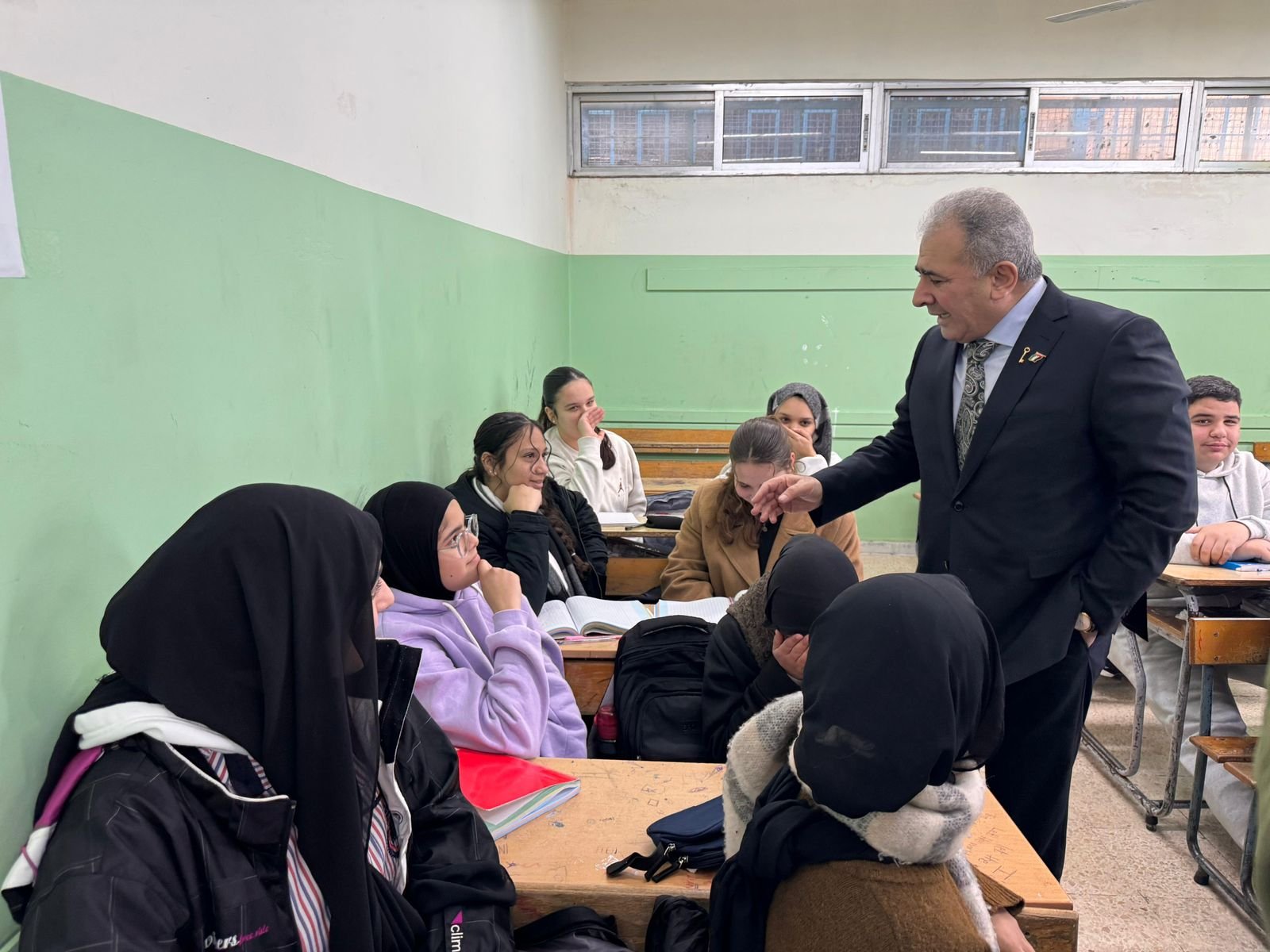 السفير الاسعد يتفقد مدرسة عسقلان في مخيم المية ومية