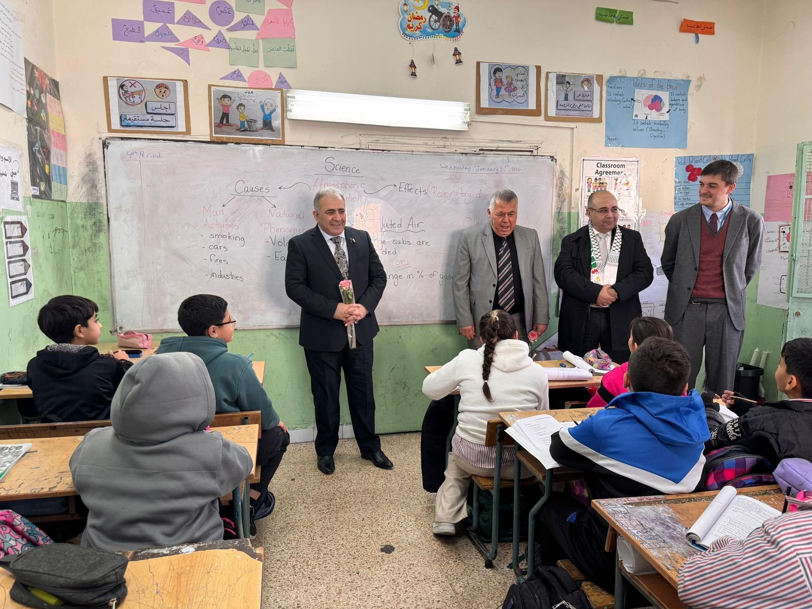 السفير الاسعد يتفقد مدرسة عسقلان في مخيم المية ومية