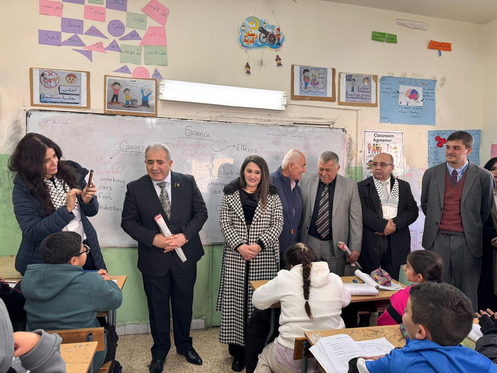 السفير الاسعد يتفقد مدرسة عسقلان في مخيم المية ومية