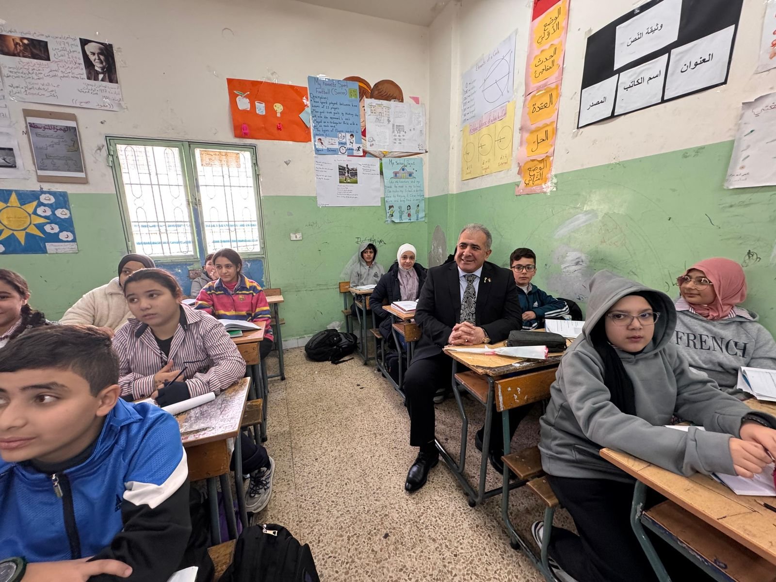 السفير الاسعد يتفقد مدرسة عسقلان في مخيم المية ومية