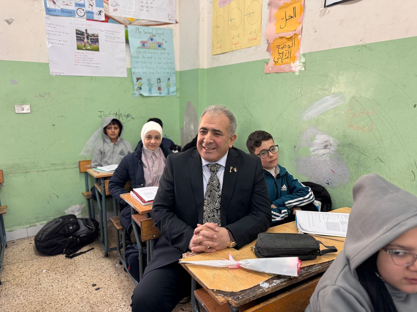 السفير الاسعد يتفقد مدرسة عسقلان في مخيم المية ومية